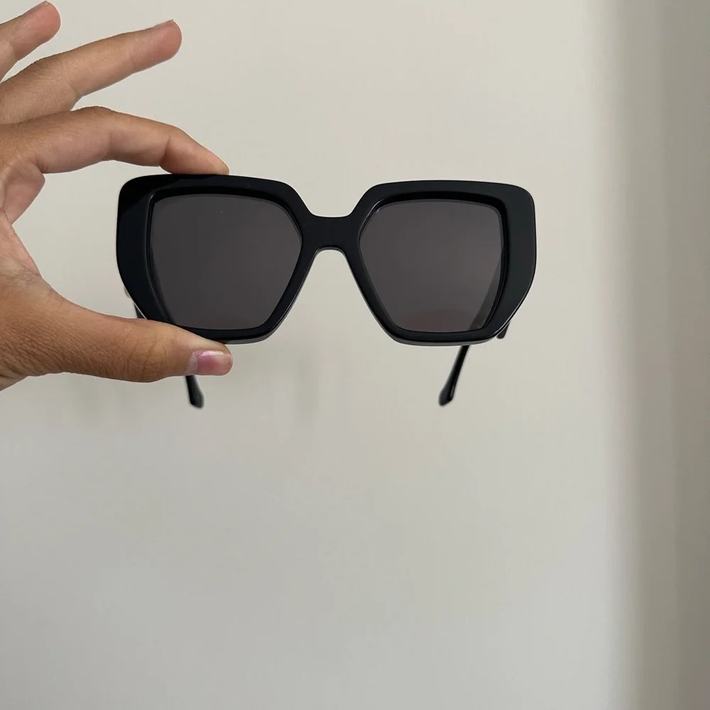 Gucci Black and Gold Sunglasses with Iconic GG Logo - Picture 3 of 9